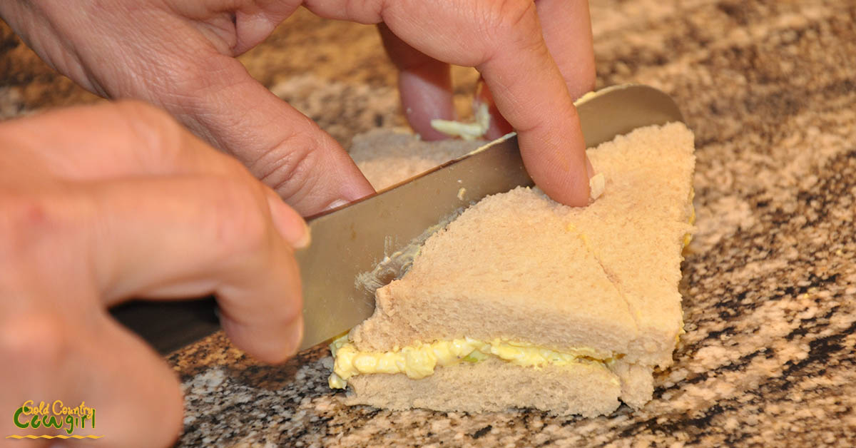 Egg salad – cutting the sandwich into quarters