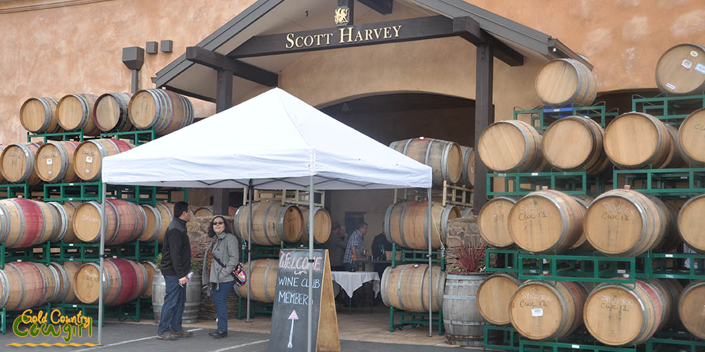 Entrance to Scott Harvery Winery with welcome sign for wine club members