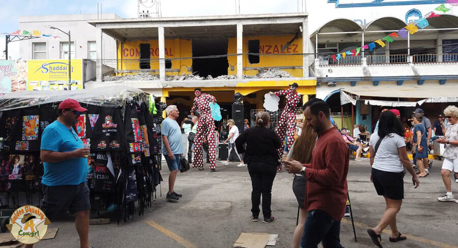 Street performers in Nuevo Progreso on Tourist Day